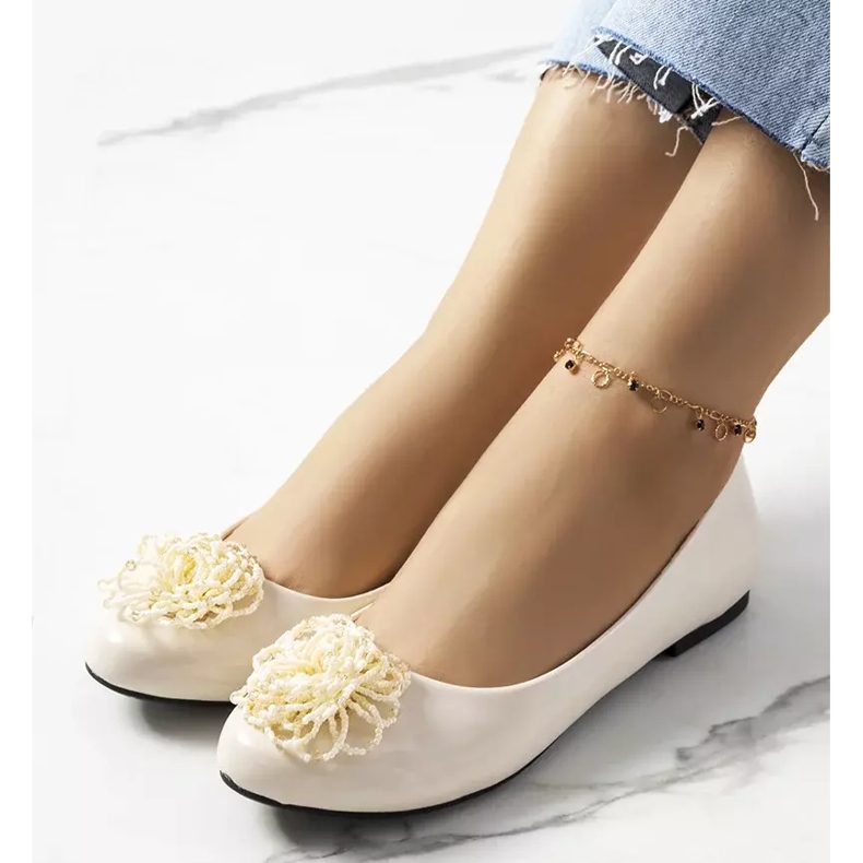 Beige lackierte Ballerinas von Parnela 1