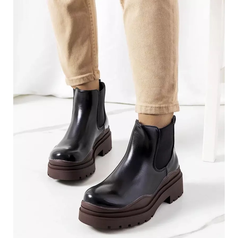 Schwarze Stiefeletten auf einem braunen Gaffney-Plateau 1