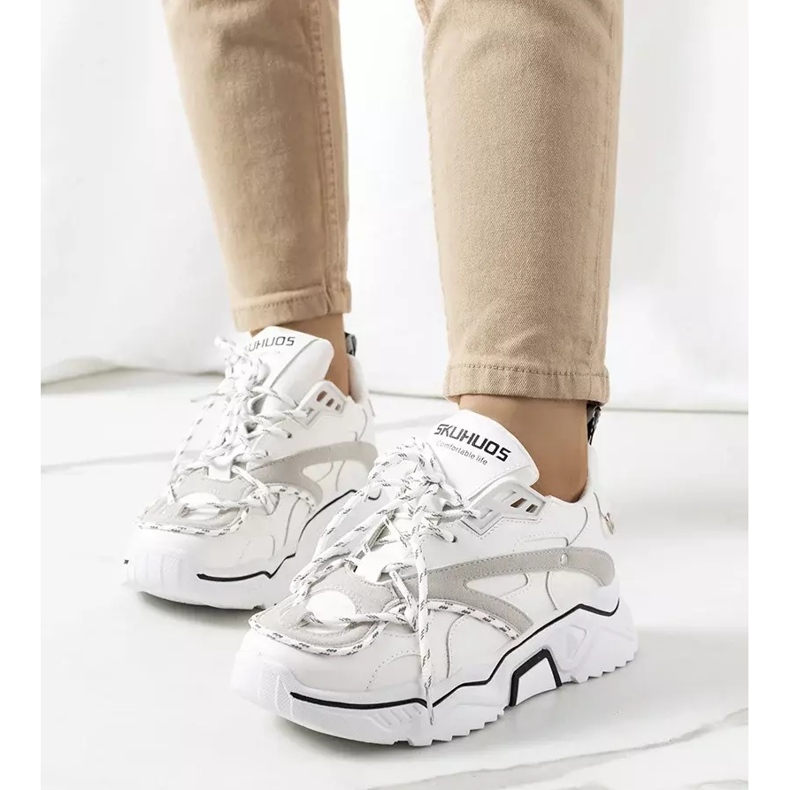 Weiße Turnschuhe von Adavale 1