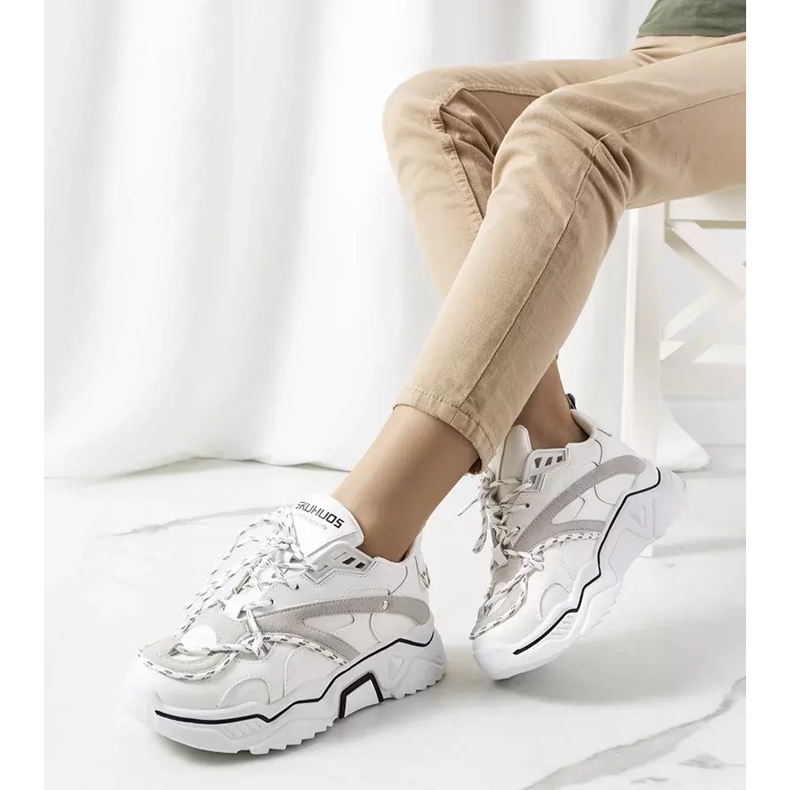 Weiße Turnschuhe von Adavale 2