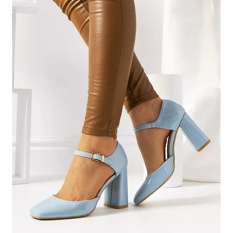 Blaue Pumps an der Clement-Säule 2