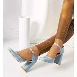 Blaue Pumps an der Clement-Säule 1