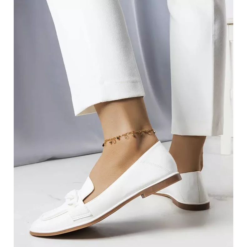 BM Weiße Loafer, verziert mit einer Bobbie-Kette 2