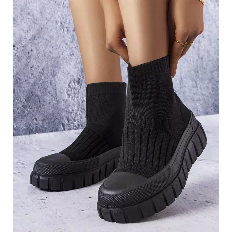 Schwarze Sockensneaker von Searlait 2