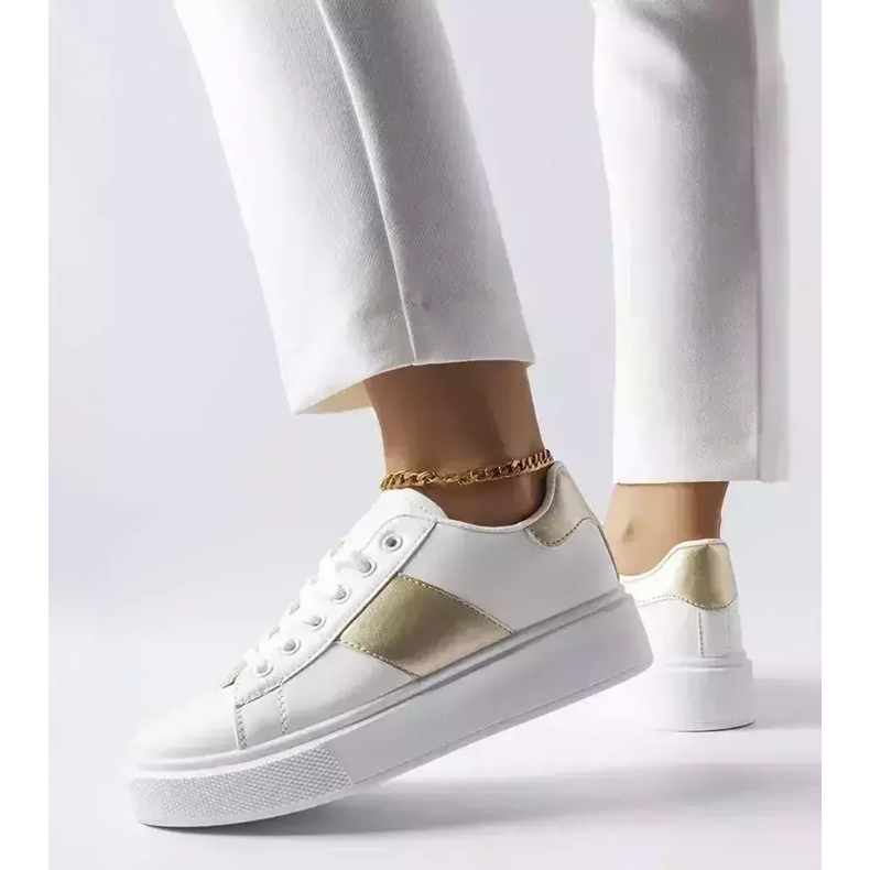 Weiße Sneaker mit Goldstreifen von Aurélie 1