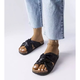 BM Schwarze Pantoletten mit Fresne-Material verziert 1