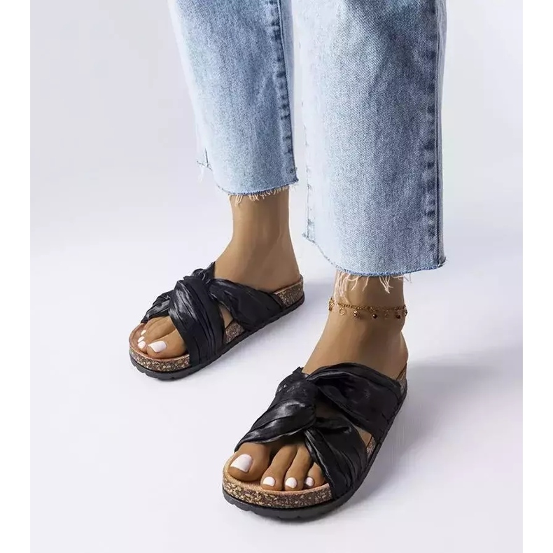 BM Schwarze Pantoletten mit Fresne-Material verziert 1