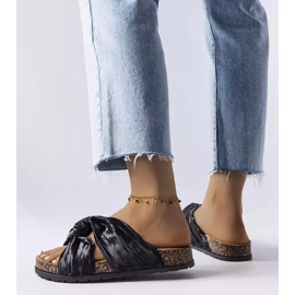 BM Schwarze Pantoletten mit Fresne-Material verziert 2