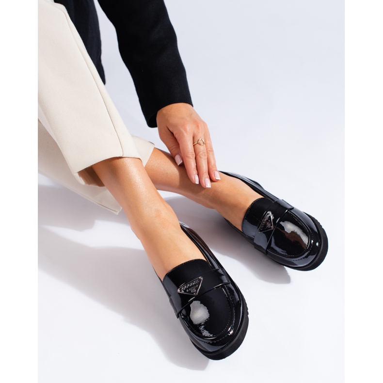 Schwarze Lackschuhe mit niedrigem Keilabsatz von Shelovet 1