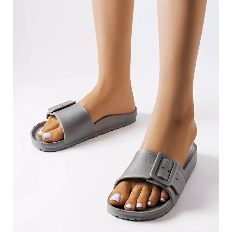 Graue Gummipantoffeln mit Schnalle von Nelm 1