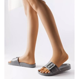 Graue Gummipantoffeln mit Schnalle von Nelm 2