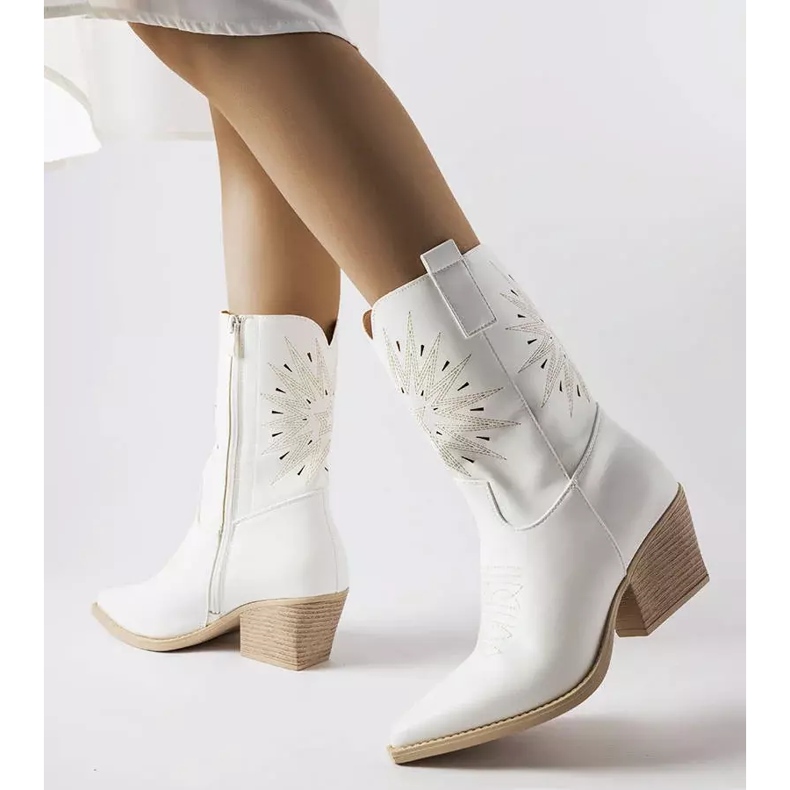 Weiße Cowboystiefel von Leopardi mit verziertem Obermaterial 1