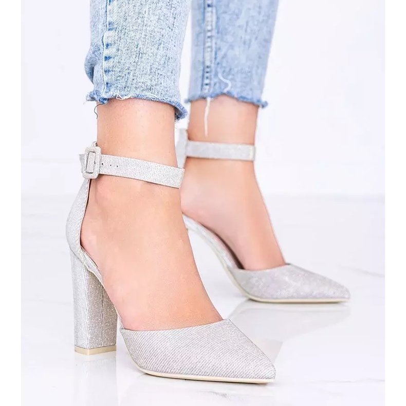 Glänzende beige Pumps auf Milas Post 1