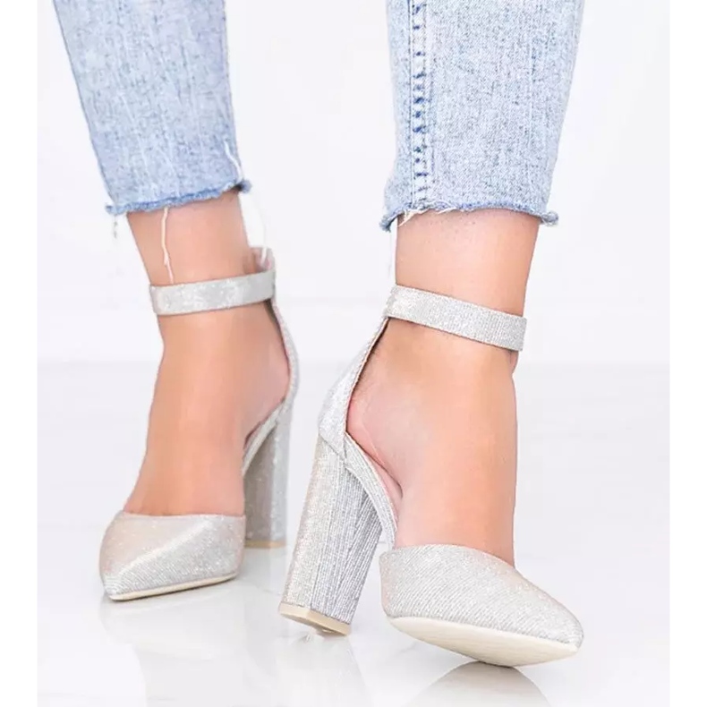 Glänzende beige Pumps auf Milas Post 2