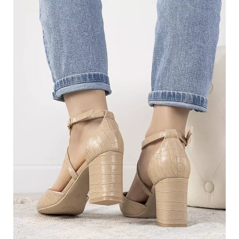 Beige Pumps auf einem Strutt-Pfosten 1