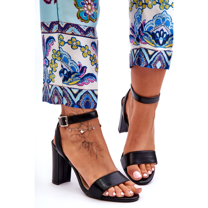 Klassische Damensandalen mit Absatz in Schwarz 4