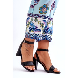 Klassische Damensandalen mit Absatz in Schwarz 3