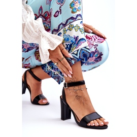 Klassische Damensandalen mit Absatz in Schwarz 2