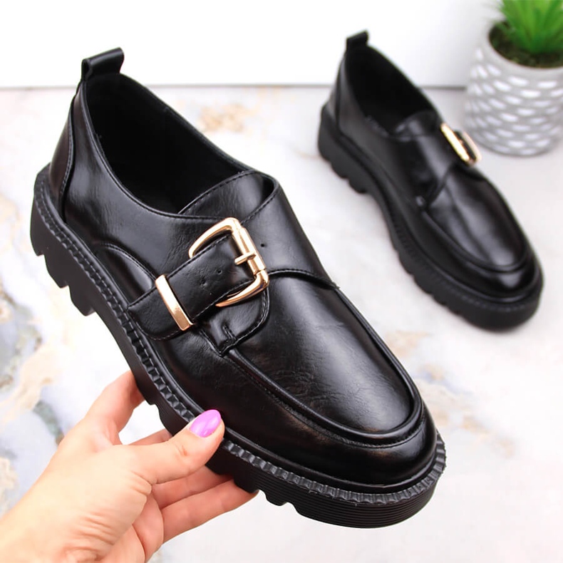 Damenschuhe auf dem Plateau mit schwarzer Schnalle Vinceza 58184 1