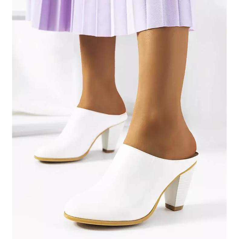 Weiße Pantoffeln auf dem Posten von Plotkin 1