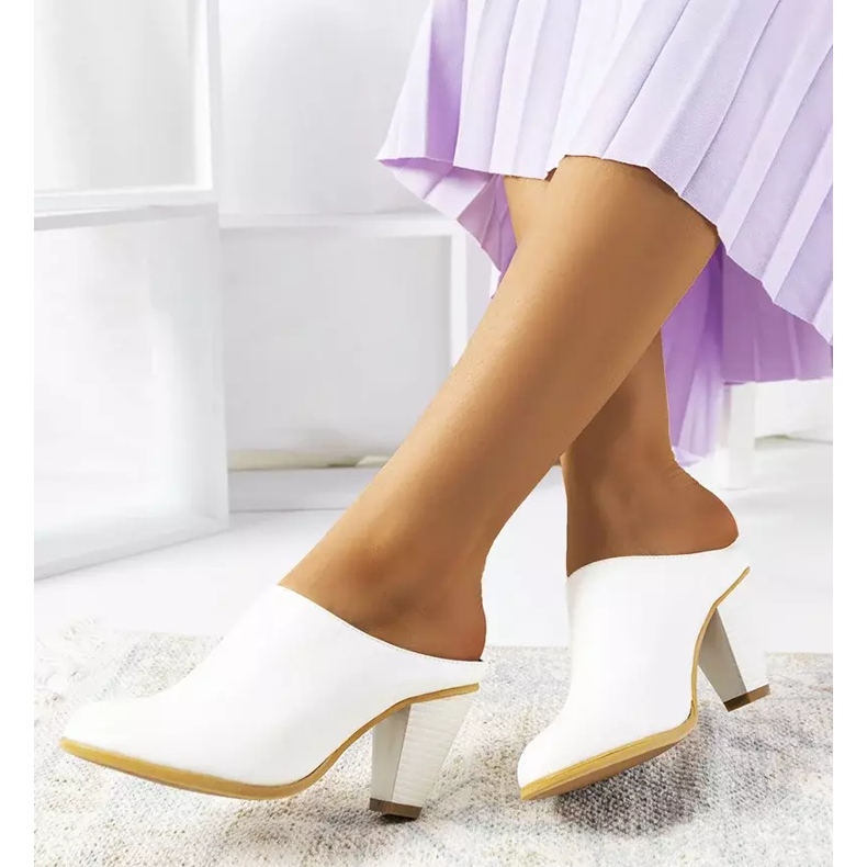 Weiße Pantoffeln auf dem Posten von Plotkin 2