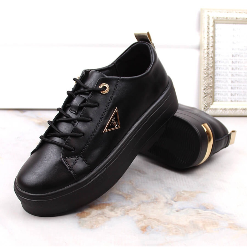 Damenschuhe aus Leder auf der schwarzen Filippo-Plattform 1