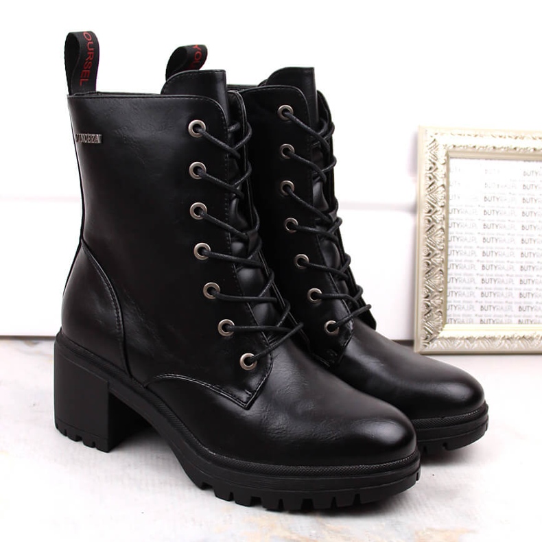 Schwarze Vinceza-Schnürstiefel am Pfosten 1