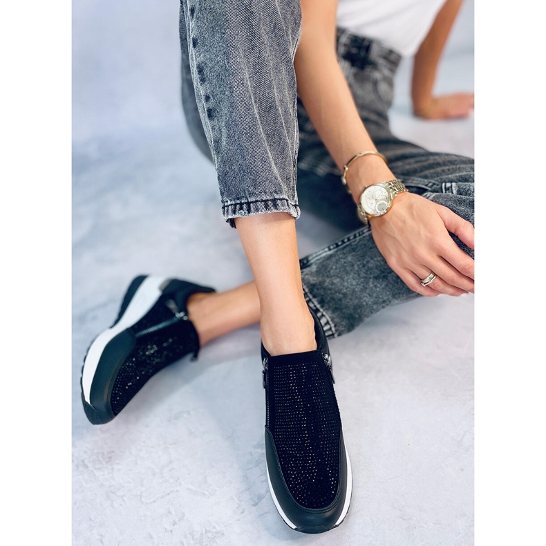 Sportliche Damen-Sneaker in glänzendem Schwarz mit Keilabsatz 4