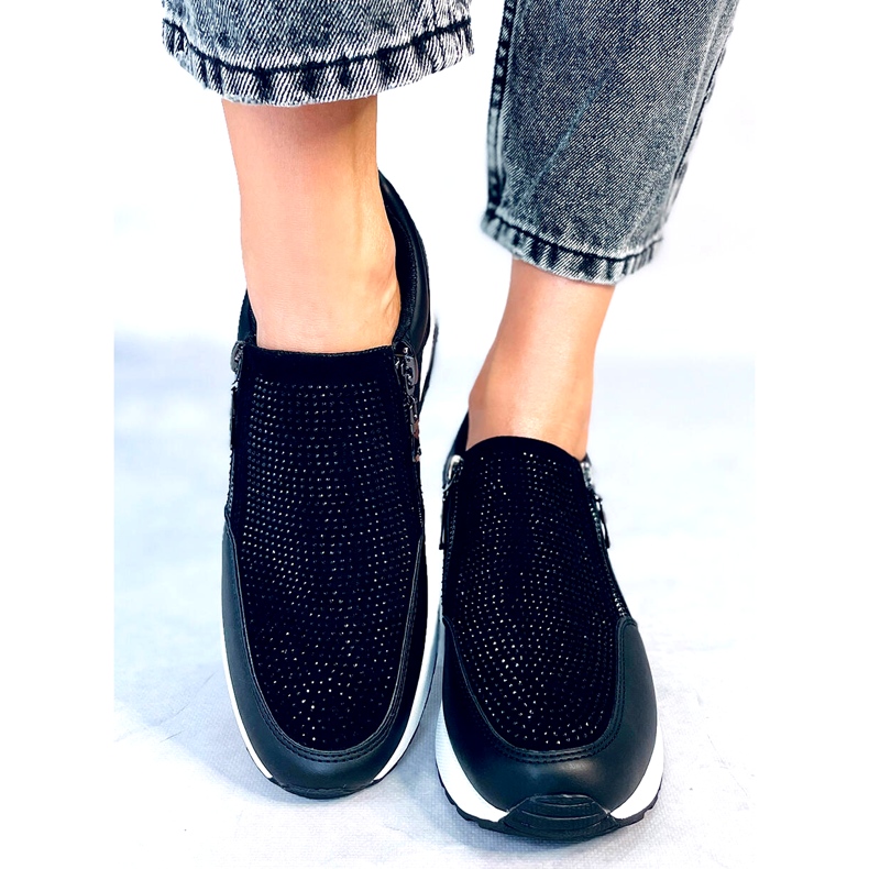 Sportliche Damen-Sneaker in glänzendem Schwarz mit Keilabsatz 1