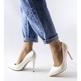 Weiße Lack-Marcos-Stilettos 1