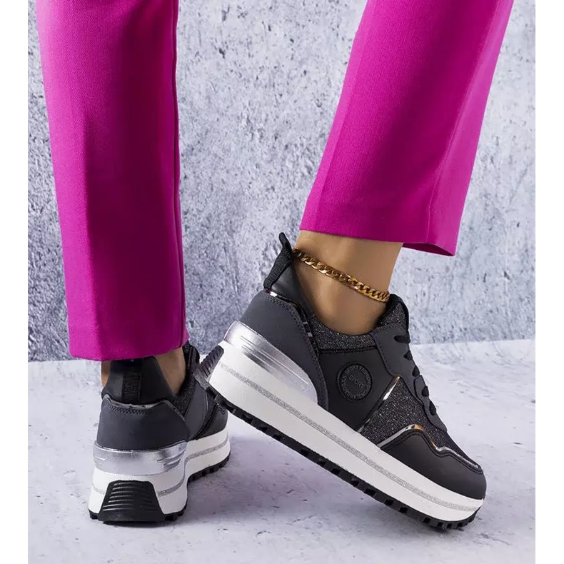 Schwarze Sneakers mit Glitzereinsätzen von Léves 1