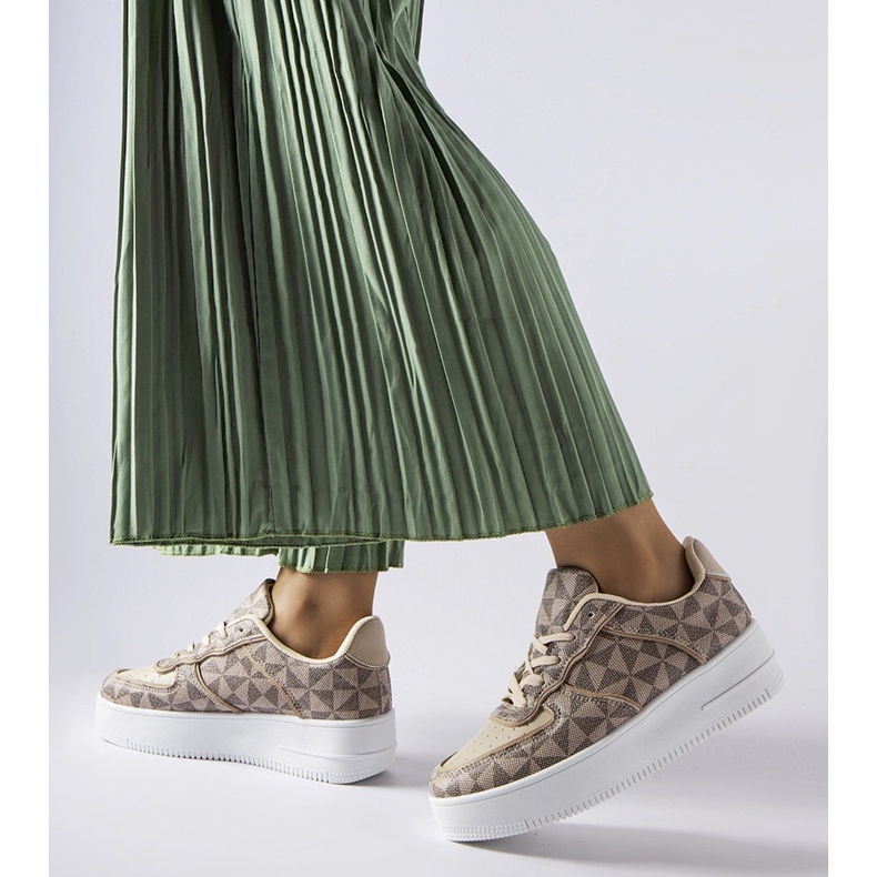 Inna Beigefarbene Sneakers, verziert mit dem Sands-Monogramm 1