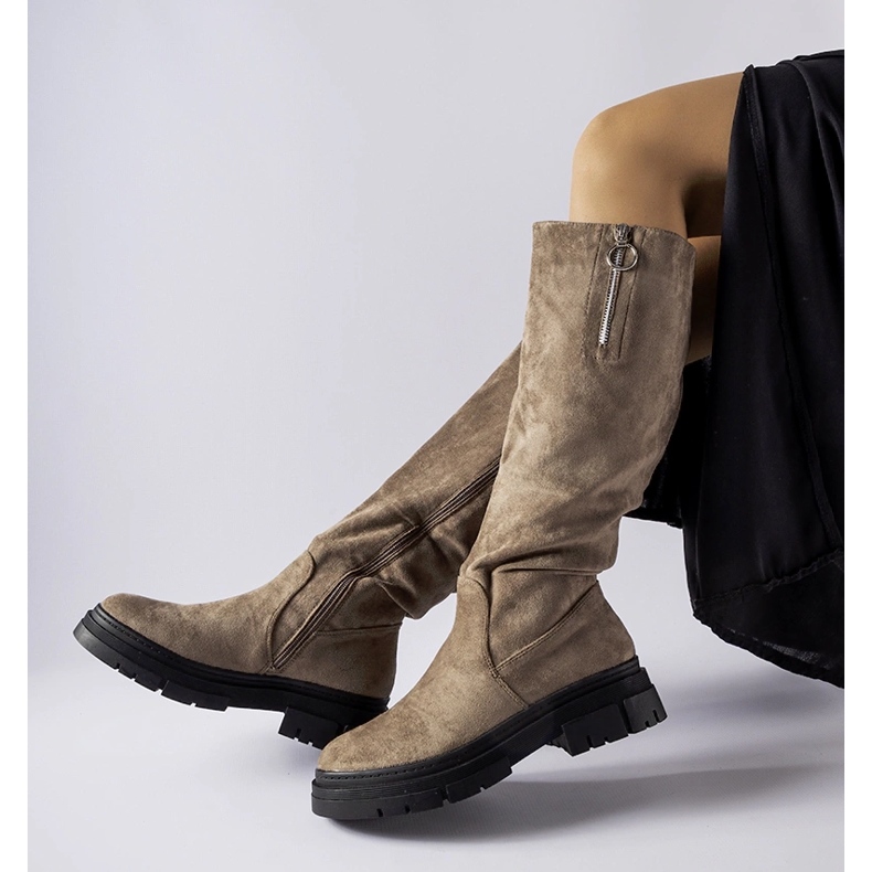 Dunkelbeige isolierte Vinceza-Stiefel 2