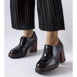 Schwarze Lackschuhe mit hohem Absatz von Vinceza 1