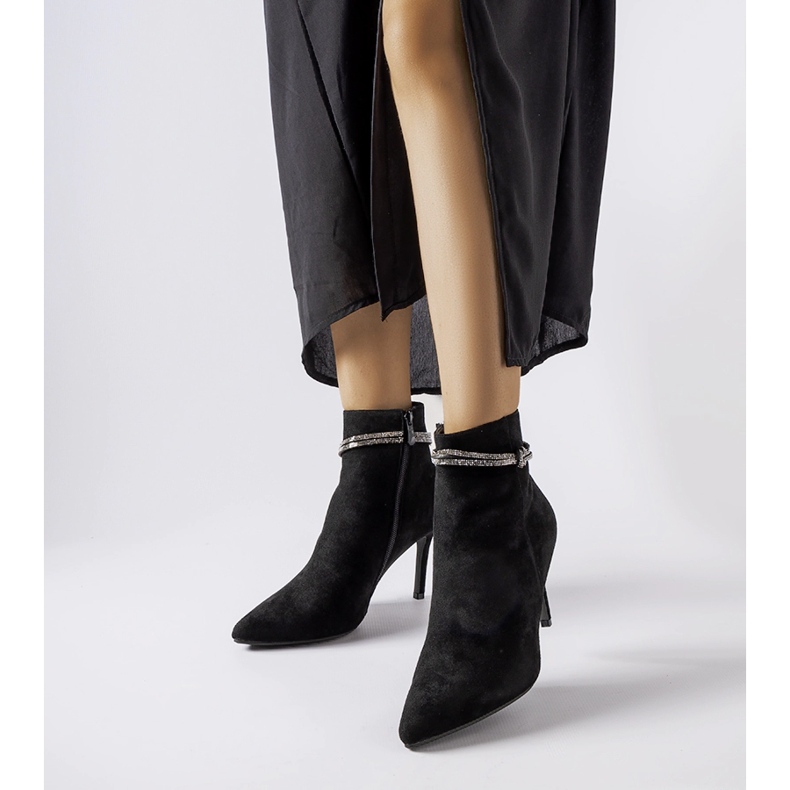 Schwarze isolierte Stiefel mit hohem Absatz von Vinceza 1