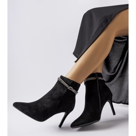 Schwarze isolierte Stiefel mit hohem Absatz von Vinceza 2