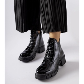 Schwarze isolierte Lackstiefeletten von Vinceza 1