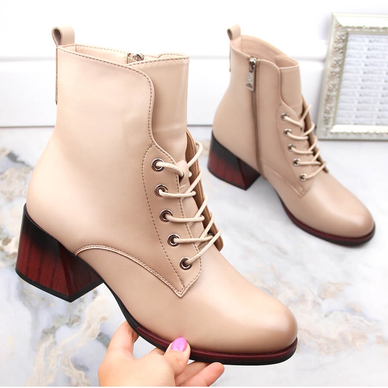 Beige isolierte Damenstiefel mit hohen Absätzen Vinceza 58127 1