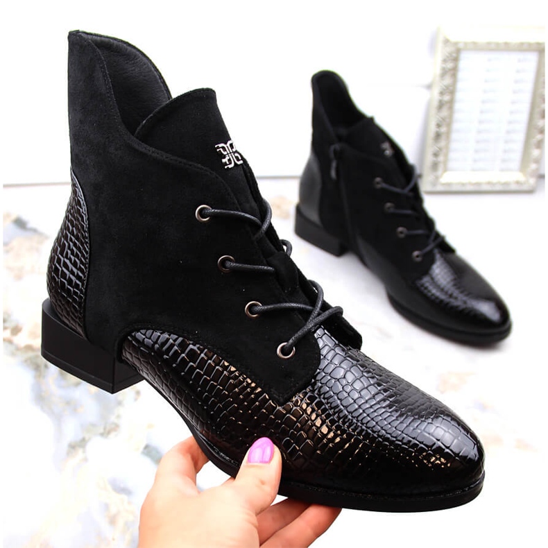 Schwarze, isolierte Damenstiefel mit flachem Absatz Vinceza 16439 1