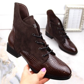 Braune Damenstiefel mit flachem Absatz, isoliert, Vinceza 16439 1