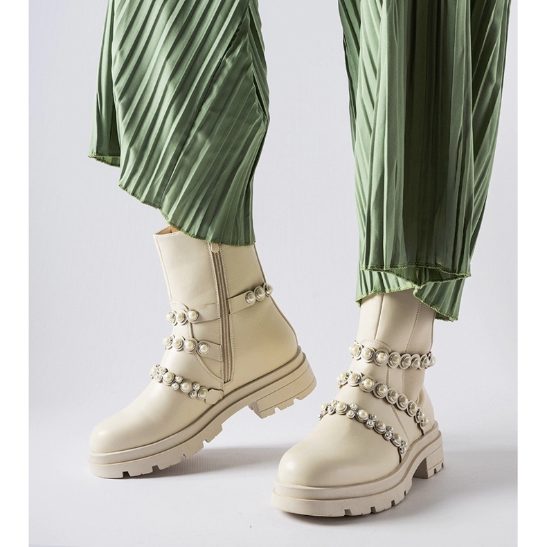 Beigefarbene Stiefeletten, verziert mit Callicratide-Perlen 1