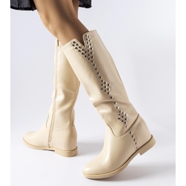 Beige Keilstiefel, verziert mit Vito-Druckknöpfen 1