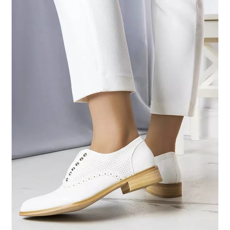 BM Weiße durchbrochene Schuhe mit Nieten von Erin 2