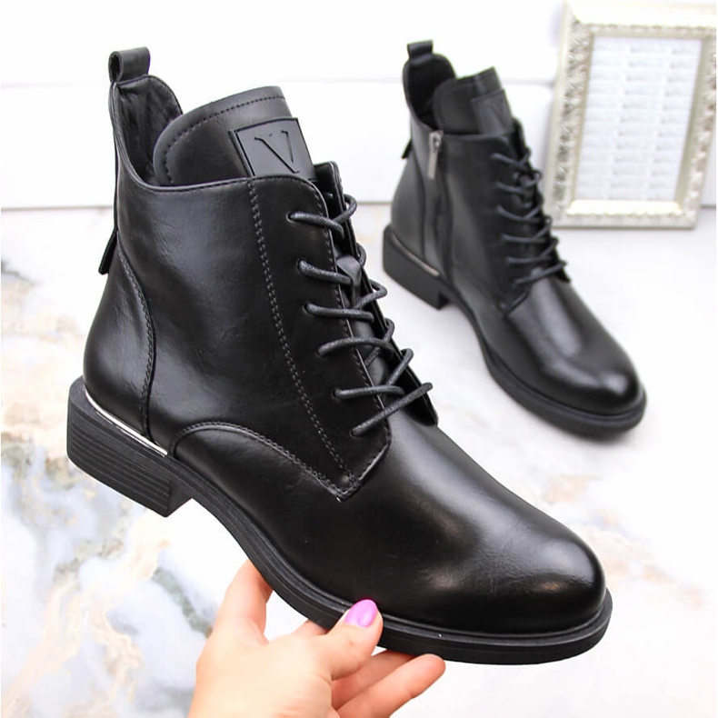 Isolierte Damenstiefel mit flachem Absatz, schwarz Vinceza 58167 1