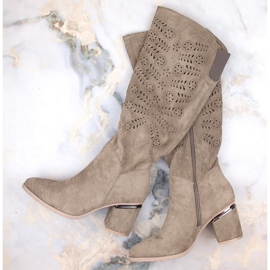 Durchbrochene Damenstiefel aus beigem Wildleder Vinceza 16443 1