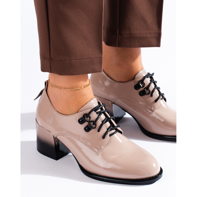 Lack-Schnürschuhe in Beige mit hohen Absätzen von Shelovet 1