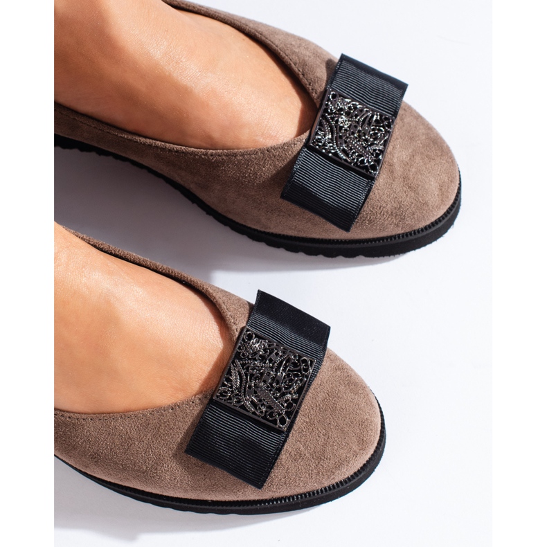 Dunkelbeige Wildlederpumps mit niedrigem Keilabsatz von Shelovet 2