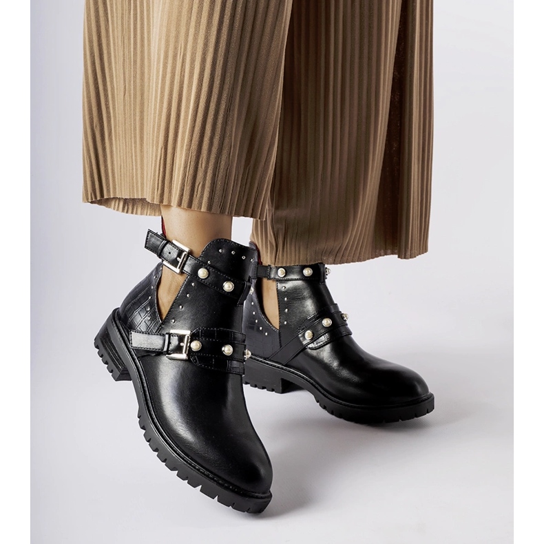 Schwarze Stiefeletten mit Ausschnitt und Askerperlen 1