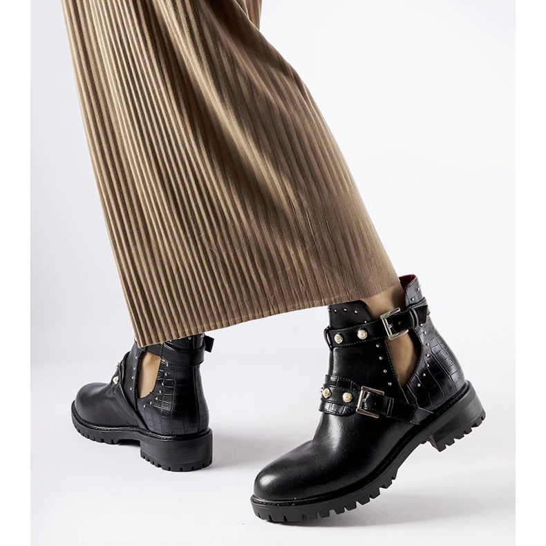 Schwarze Stiefeletten mit Ausschnitt und Askerperlen 2