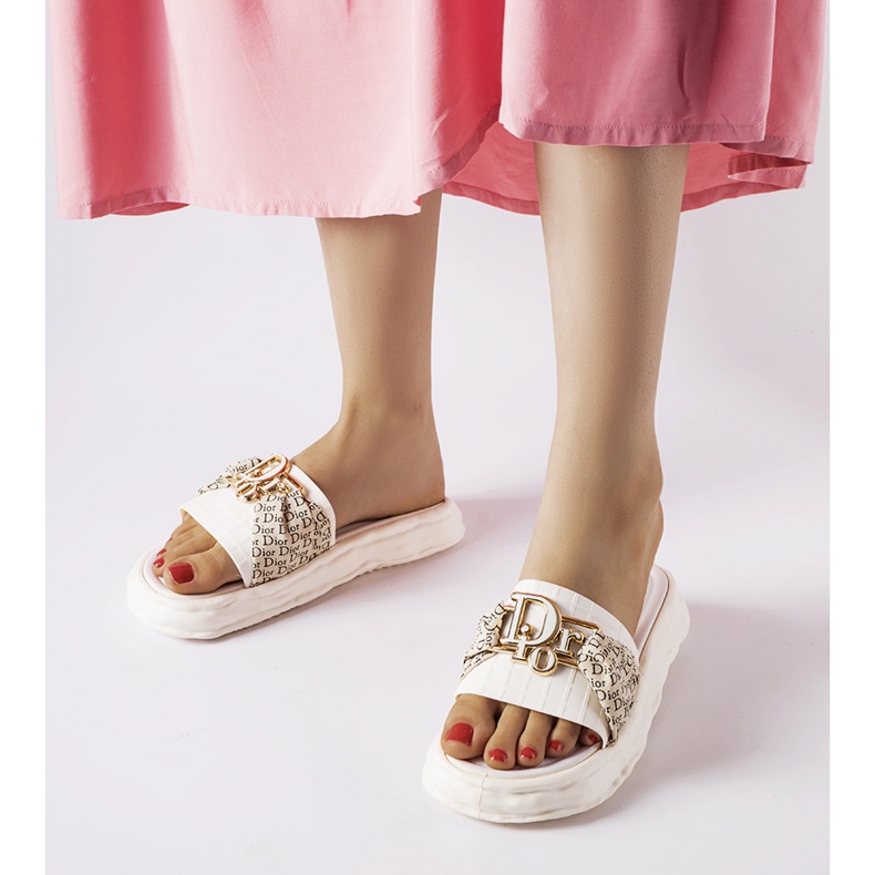 Inna Bérard weiße dekorative Gummi-Flip-Flops 1